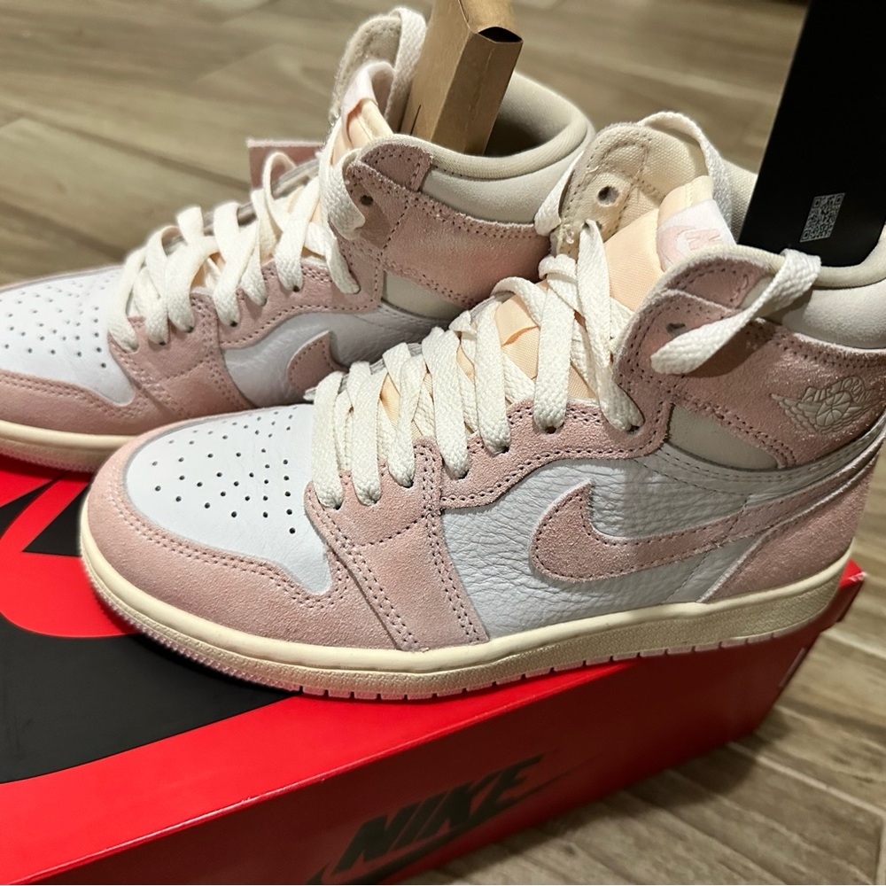 NEW Women’s Air Jordan 1 Retro SZ 6